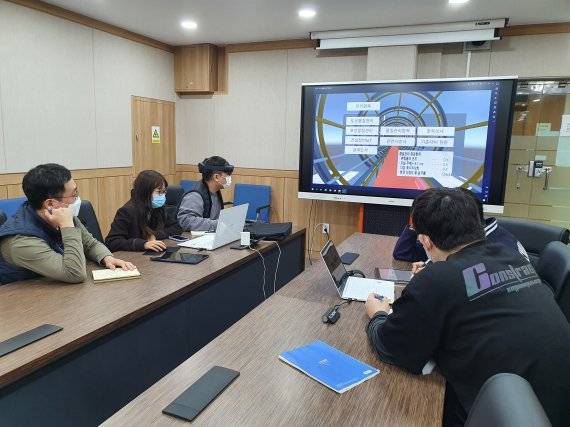 성균관대학교 미래도시융합공학과가 10년새 석박사 전문인력을 189명 배출하고, 취업률은 96%에 달하는 성과를 내고 있다. 미래도시융합공학과 창업 동아리 학생들이 최근 수원 서부로 성균관대 제2공학관에서 증강현실(AR), 가상현실(VR) 기반 공정시각화 아이템 관련회의를 하고 있다. 성균관대 제공