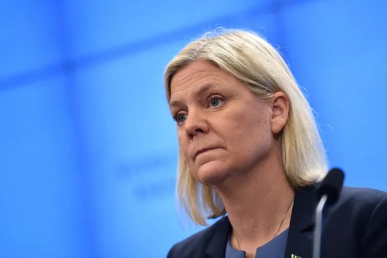 스웨덴 최초 여성 총리인 막달레나 안데르손(54)이 24일(현지시간) 스톡홀름 스웨덴 의회에서 사회민주당 등 여당이 제출한 예산안이 부결된 뒤 기자회견을 열고 있다. [AP=연합뉴스]