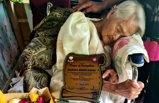 세계 최고령자로 여겨졌던 필리핀 노인이 124세를 일기로 사망했다. 2021년 11월22일 CNN 필리핀은 19세기 마지막 생존자였던 프란체스카 수사노가 자택에서 돌연 숨을 거뒀다고 보도했다.ⓒ트위터 갈무리
