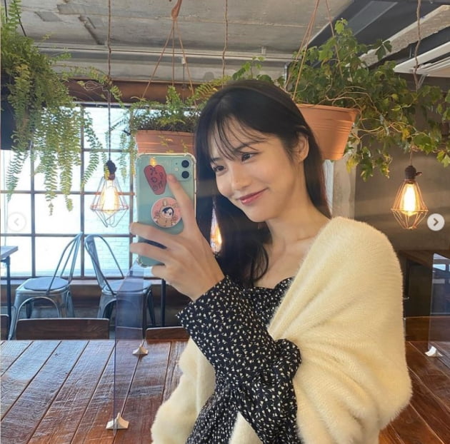 Actor Shin Ye-eun has told of his daily routine.Shin Ye-eun posted several photos on his Instagram on the 30th, along with an article entitled Going to cheer for the enthusiastic and enthusiastic, Jaranda Zalanda Daebak Nara.Shin Ye-eun in a public photo is taking a selfie at a cafe.On the other hand, Shin Ye-eun is currently in charge of KBS Cool FM Raising the volume of Shin Ye-eun.Photo: Shin Ye-eun SNS