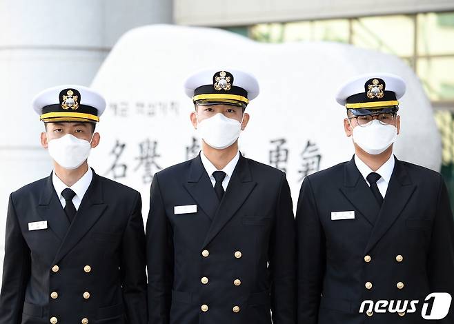 1일 해군·해병대 학사사관 제131기로 임관하는 김지훈·이규빈·정성학 중위(왼쪽부터),.이들은 각각 외무고시 및 행정고시 합격자로서 외교부와 국무조정실, 국방부에서 근무하다 해군에 입대했다. (해군 제공) 2021.12.1/뉴스1