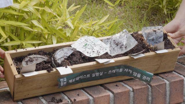 화분에 묻은 뒤 3개월 만에 꺼내본 생분해 플라스틱. 분해가 전혀 진행되지 않아 크기와 형태에도 변화가 없다. 왼쪽부터 ①블루보틀의 PLA 생분해 컵 뚜껑, ②스타벅스의 PET 뚜껑(대조군), ③씨유(CU) PLA 생분해 비닐, ④산화생분해 비닐, ⑤LDPE 재질의 비닐(대조군)이다. 현유리 PD