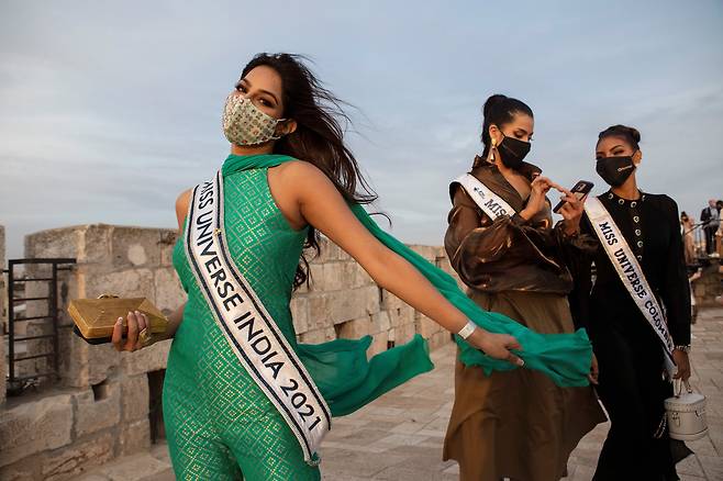 미스유니버스 대회 참가자들이 지난 달 30일(현지시각) 마스크를 착용한 채 예루살렘 올드시티의 다윗 성채에서 단체 투어를 하고 있다. 로이터=연합뉴스