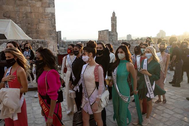 미스유니버스 대회 참가자들이 예루살렘 올드 시티의 다윗 성채를 둘러보고 있다. 로이터=연합뉴스