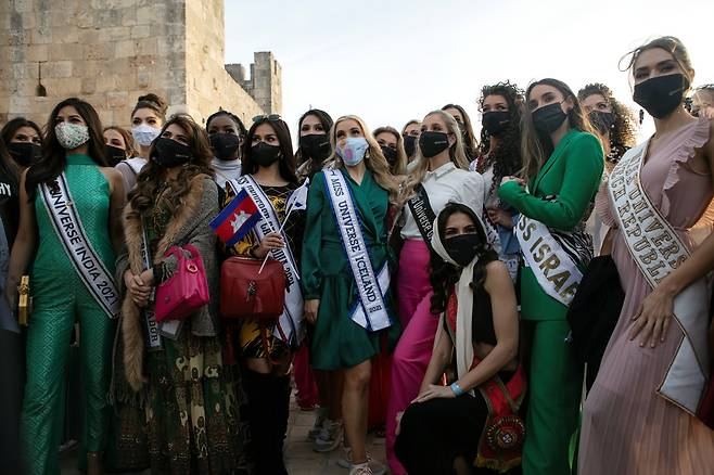30일(현지시간) 미스 유니버스 참가자들이 예루살렘 투어중 단체 기념사진을 찍고 있다. 로이터=연합뉴스
