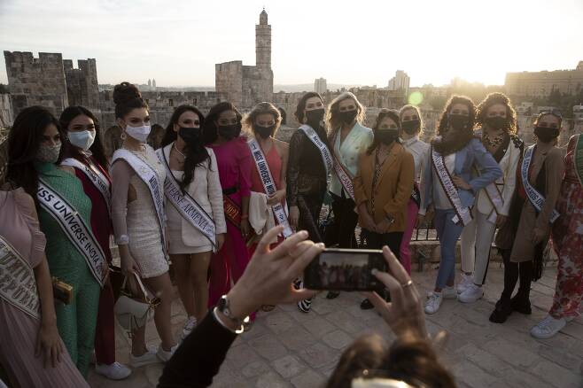 30일(현지시간) 미스 유니버스 참가자들이 예루살렘 투어중 단체 기념사진을 찍고 있다. AP=연합뉴스