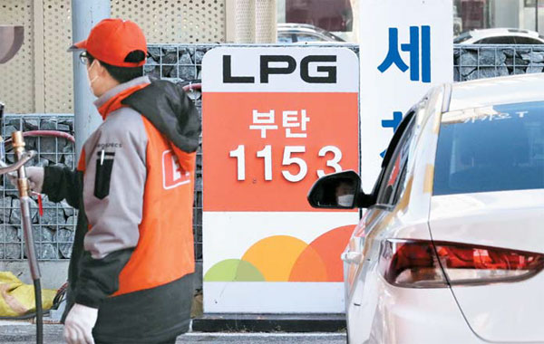 국내 액화석유가스(LPG) 수입업체 E1이 LPG 공급가를 올리기로 한 1일 서울 강남구 한 E1 LPG 충전소에 차량용 부탄 가격이 표시돼 있다.  [박형기 기자]