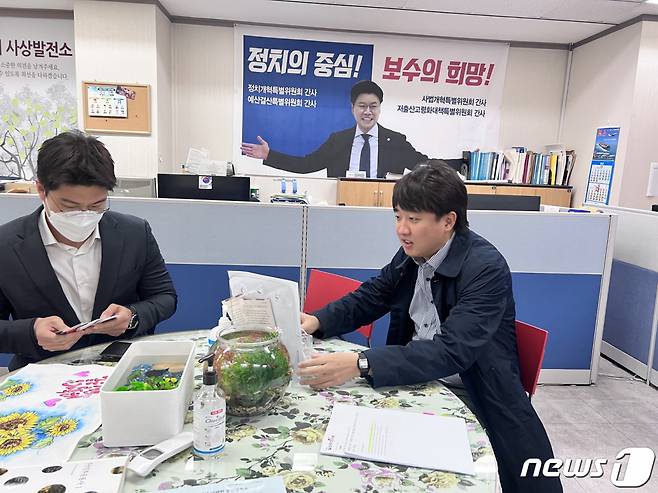이준석 국민의힘 대표가 1일 장제원 의원 지역구인 부산 사상구 사무실을 방문해 관계자와 이야기를 나누고 있다. (이준석 측 제공) /사진=뉴스1