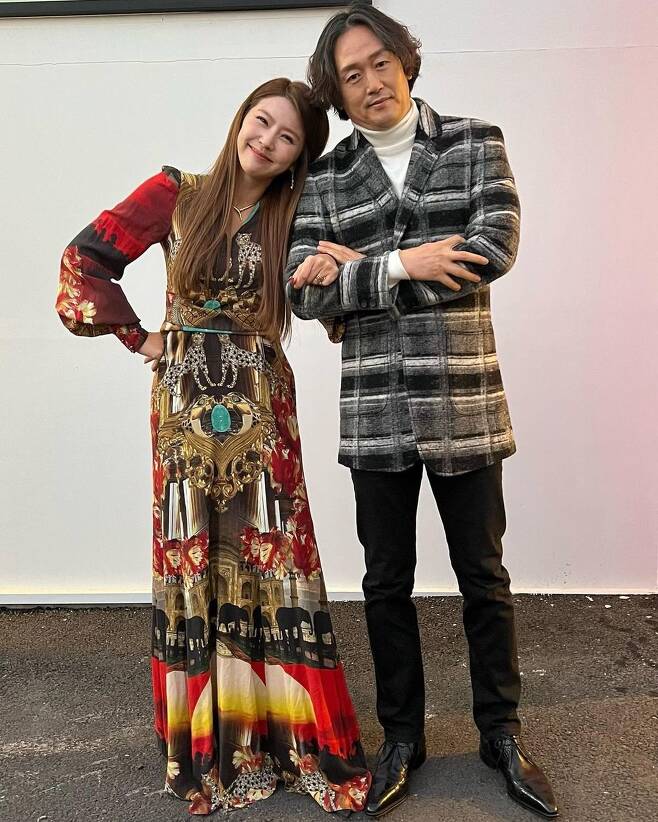 Actor Yoon Mi Lee boasted a strong relationship with actor Kim Jung-tae, who became her new husband (?).On December 1, Yoon Mi Lee wrote on his personal Instagram: Yuuka Nanri, who can not eat in the # drama husbands drama.I am very strong because I cheer and praise you when you come out. In the photo, Yoon Mi Lee showed off his unscathed relationship with Kim Jung-tae and a friendly Femme aux Bras Croisés, leaning on his shoulder.In another photo, Kim Jung-tae wrapped up Yoon Mi Lee and boasted a couple-like chemistry.The two split as a couple in the IHQ new drama $ponsor; Yoon Mi Lee splits into the close sister and style director Jua of the main character Han Chae-young.On the other hand, Yoon Mi Lee has three daughters with composer and producer Ju Young-hoon and marriage.