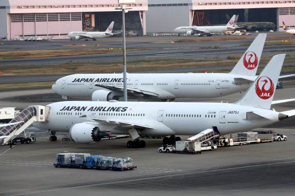 일본 항공의 비행기들이 지난달 29일 도쿄 하네다 공항의 활주로에 앉아 있다. NHK 방송에 따르면 1일 국토교통성은 항공사에 12월말까지 일본에 도착하는 모든 항공편의 신규 예약을 중단할 것을 요청했다.AP 연합뉴스
