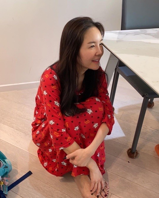 Jang Youngran posted a picture on the 1st of the day with an article entitled How is it so beautiful to eat beagle siblings who eat cereal prepared by her mothers Husband, who is hard to prepare for breakfast with her Husband yesterday?The photo shows Jang Youngran looking at the children in his pajamas, and Jang Youngran, who looks at the children sitting on the floor and eating, looks happy.Jang Youngran expressed his deep affection, saying, My Husband who brought my beautiful young children. My reason for my life. My family. I love you so much today.On the other hand, Jang Youngran is married to a oriental medicine Physician and has one male and one female.Photo  Jang Youngran SNS
