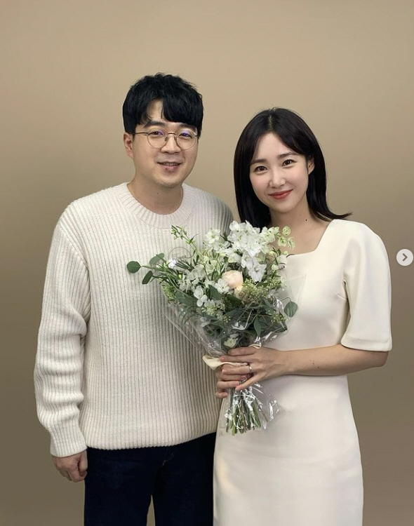 Its like a family photo, but...Choi Hee, an announcer, took a picture with a friendly pose with a man who was not a husband.This is like a family photo, but ... Choi Hee explained on Instagram on Tuesday, adding: Yesterdays broadcast photo!I finally broadcast it with Hwang Min-young editor who wanted to meet me.Choi Hee is happy to receive a bouquet of flowers in the picture. The two men and women who seem to wear a couple of colors in the same color tone have a family photo atmosphere, but they are meeting in work.Choi Hee, meanwhile, married a businessman in April last year and has a daughter in her family; Choi Hee is now back on the air and is communicating with her through YouTube channels