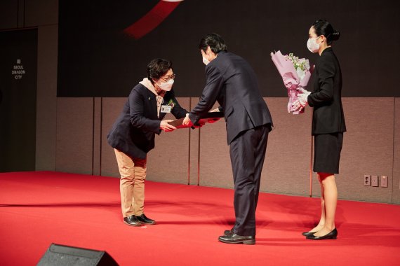 2일 노보텔 앰배서더 서울 용산에서 열린 ‘2021 글로벌스탠더드경영대상’ 시상식에서 이브자리 이영희 부사장(왼쪽 첫번째)이 품질경영 부문 대상을 수상하고 있다.