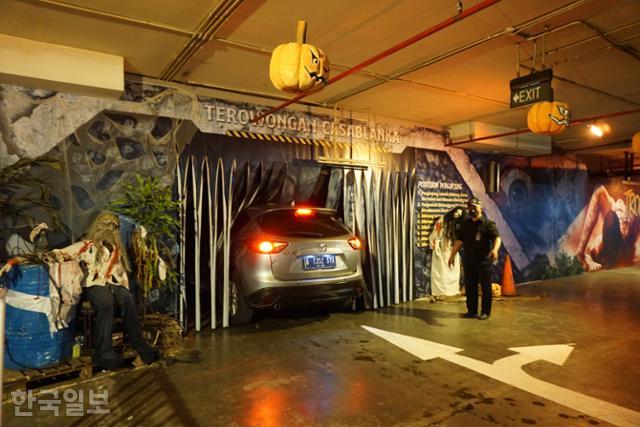 인도네시아 첫 승차 유령 체험 '카사블랑카 터널'로 들어가는 자동차. 체험장 안은 촬영이 금지됐다. 자카르타=고찬유 특파원