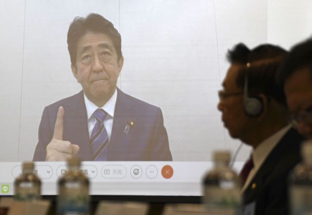 아베 신조 전 일본 총리가 1일 대만 국책연구원이 주최한 포럼에서 화상 연설을 하고 있다. 아베 전 총리는 대만에 전쟁 등 비상 사태가 벌어질 경우 미국과 일본이 공동 대응할 수 있다고 주장했다. AP연합뉴스