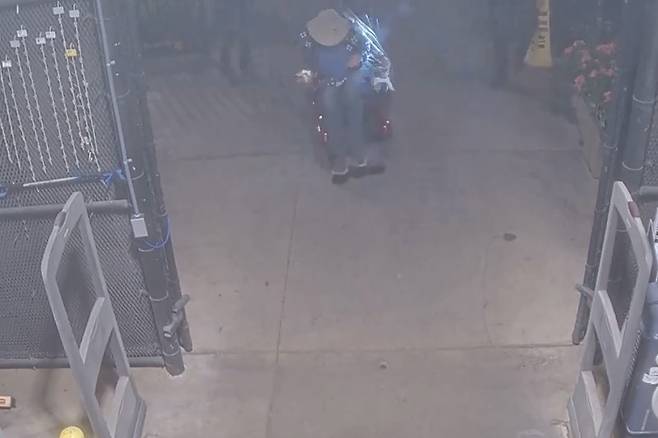 해당 가게 앞 CCTV. 남성이 경찰에게 총을 맞고 쓰러지는 장면이 담겼다. /사진=CNN