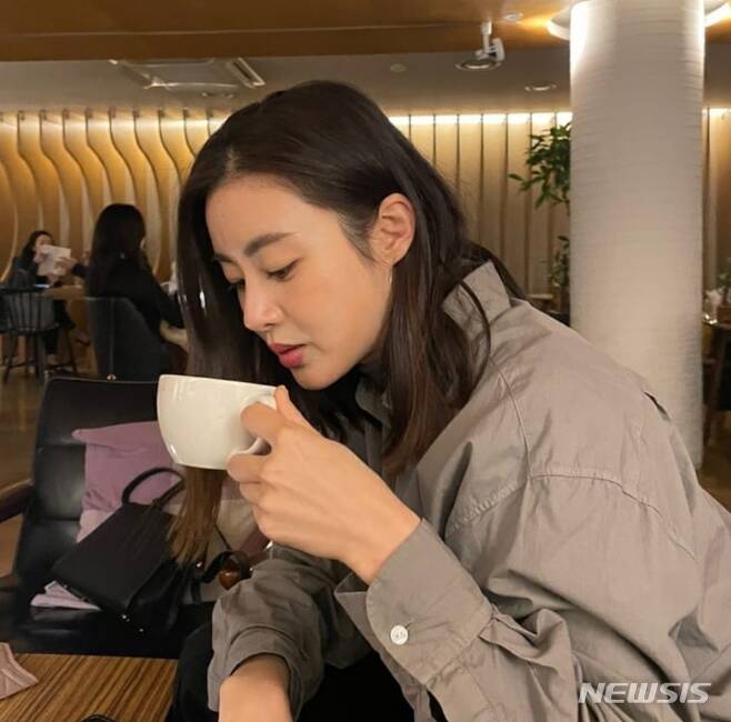 On the 2nd, Kang So-ra posted two photos on his instagram without any comment.Kang So-ra in the public photo is looking at the camera with a bouquet of flowers in one hand, and in the following photo, he is enjoying his leisure with a coffee cup.Even in everyday life, the elegant atmosphere catches the eye.Kang So-ra gave birth to a daughter in April this year after marriage with an older oriental medicine doctor last August.
