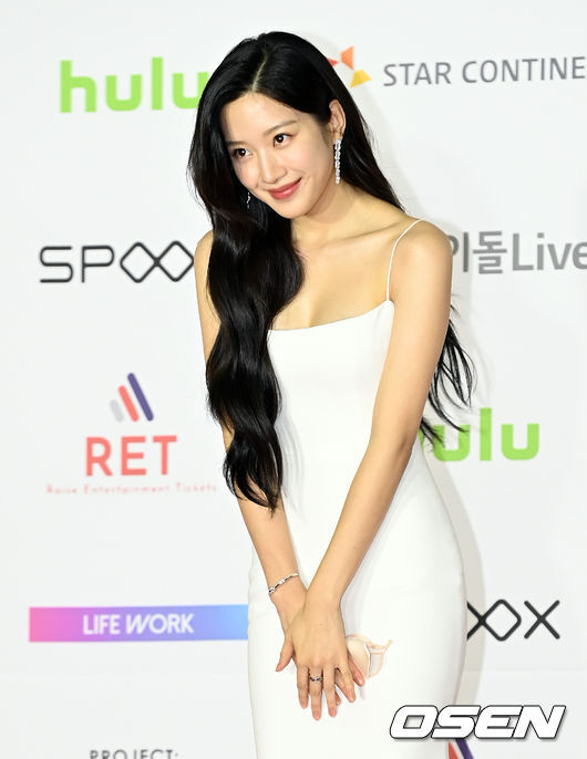 The 2021 Asia Artist Awards (2021 AAA) red carpet event was held at KBS Arena Hall in Gangseo-gu, Seoul on the afternoon of the 2nd.Actor Moon Ga-young poses. 2021.12.02