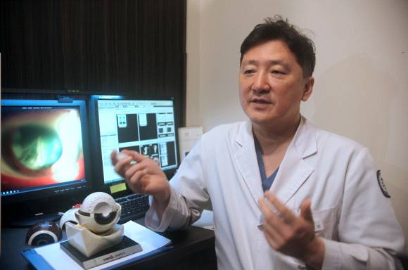 장진호 인천 푸른세상안과의원 원장이 노안과 백내장에 대해 설명하고 있다. ⓒ 이정용 기자
