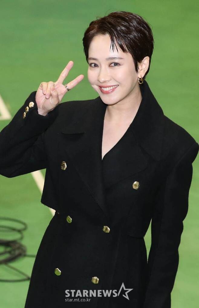 Song Ji-hyo attended the 2021 Asia Artist Awards (Organization Chairman Park Joon-chul, 2021 Asian Artist Awards, hereinafter 2021 AAA) Red Carpet Event held at KBS Arena in Gangseo-gu, Seoul on the afternoon of the 2nd.Song Ji-hyo walked the Red Carpet with intense charisma. Previously, he was talked about as a short cut through SBS entertainment program Running Man and his SNS account.At the time, he showed an awkward short cut, but he showed a perfectly stylized short cut on the day.After his debut as a magazine model in 2001, he appeared in dramas Palace, Jumong, Emergency Men and Women, My wife is having an affair this week and Come to the Witchs Restaurant.He also played in films such as Girls Ghost Story 3: Fox Staircase, Ssanghwa Store, Shinsegae, and Anger Bull.Song Ji-hyo is a fixed member of Running Man and captivated viewers with excellent physical strength and hairy charm.Meanwhile, 2021 AAA will hold a Red Carpet Event at KBS Arena in Gangseo-gu, Seoul at 3 pm on the same day and will hold the awards ceremony from 6 pm.2021 AAA can be viewed free of charge in Korea through LG U + Idol video platform U + Idol Live.Japan will be streamed live through KAVECON (Cavecon) through local online video Service Hulu (Hulu) and SKY Perfec TVs video transmission Service SPOOX, and all countries except Korea and Japan.2021 AAA is hosted by Starcontinent and co-hosted by Asia Artist Awards Organizing Committee and The Star Partner.
