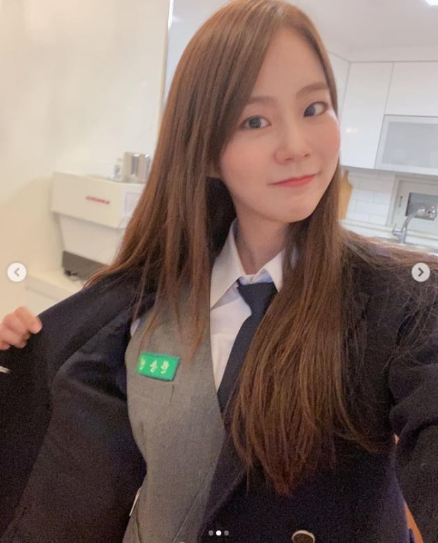 Actor Han Seung-yeon from Kara told of his recent situation.Han Seung-yeon posted a picture on his instagram on the 2nd, along with an article entitled The marine boys are in a fuss and forget their self-portrait ..My soo-juo middle school # school uniform is the elementary school # marine boy band, he added.It shows him taking a selfie wearing a uniform in a public photo.On the other hand, Han Seung Yeon appeared in the recently released movie Show Mid Ghost.Photo: Han Seung-yeon SNS