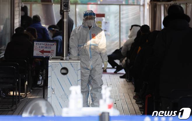 2일 오전 서울 송파구보건소에 마련된 선별진료소에서 의료진들이 분주한 모습을 보이고 있다. 2021.12.2/뉴스1 © News1 이재명 기자