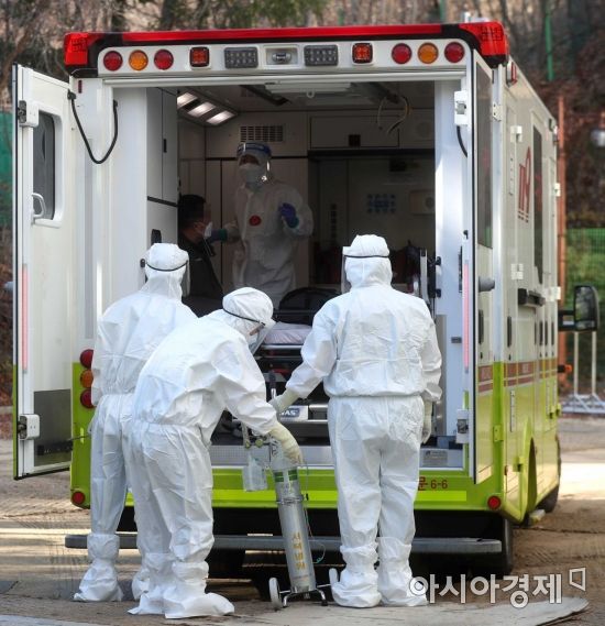 3일 서울 은평구 서울시립서북병원에서 의료진이 한 시민을 코로나19 환자 병동으로 안내하고 있다. /문호남 기자 munonam@