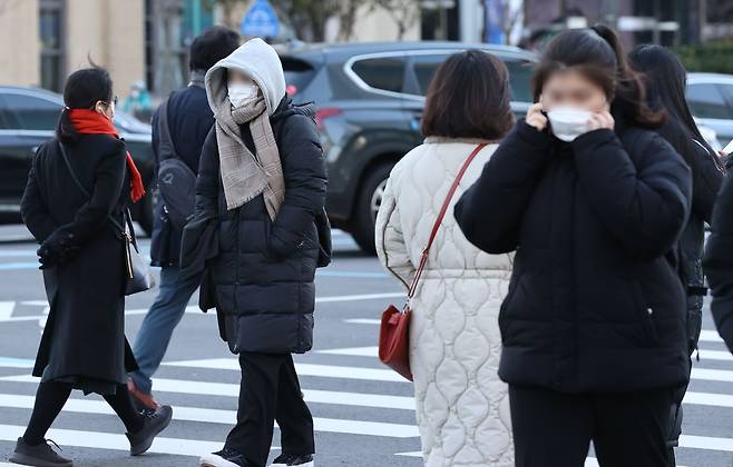 아침 기온이 전날보다 10도가량 떨어지며 영하권 날씨를 보이는 1일 오전 서울 광화문광장에서 시민들이 두꺼운 옷차림을 한 채 걸어가고 있다. /연합뉴스
