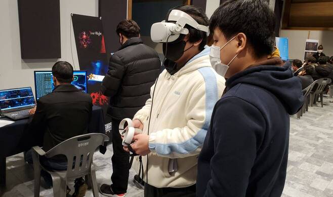 '멍키킹 VR'을 플레이 중인 심사위원의 모습