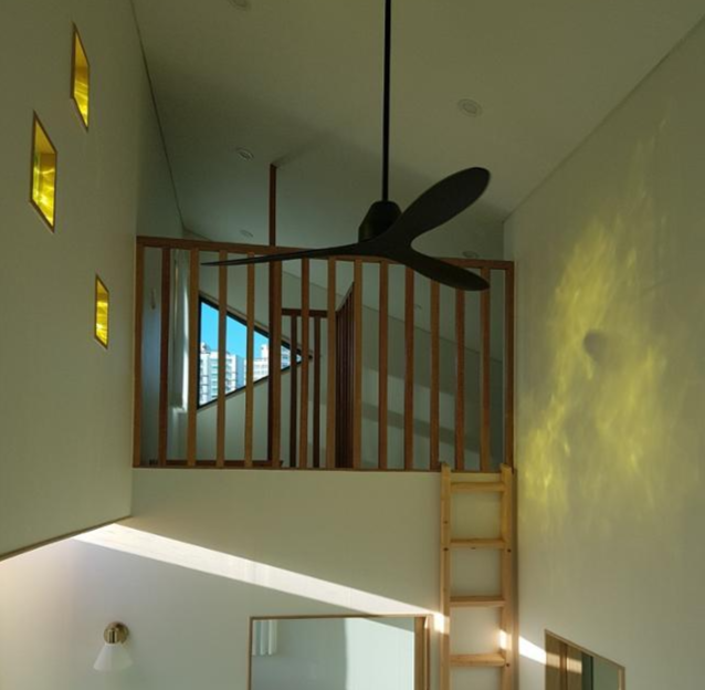 2층의 복도 공간. 벽면에 설치된 노란색 블록이 빛을 받아, 맞은편 흰 벽에 시시각각 다른 무늬를 그린다. 송옥진 기자