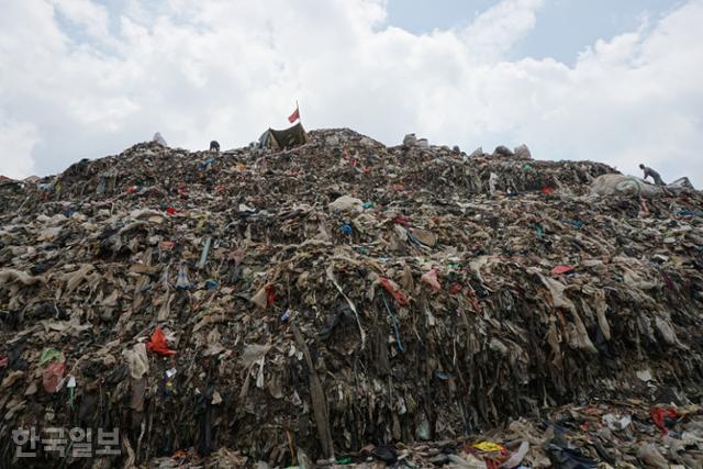 인도네시아 서부자바주 브카시의 반타르 그방 통합쓰레기처리장 쓰레기산 중턱에서 바라본 정상. 브카시=고찬유 특파원