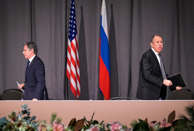 토니 블링컨(왼쪽) 미국 국무장관과 세르게이 라브로프 러시아 외무장관이 2일 스웨덴 스톡홀름에서 열린 유럽안보협력기구(OSCE) 외무장관 회의에서 서로 등을 지고 서 있다. 스톡홀름=로이터 연합뉴스