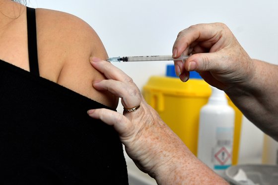 아일랜드 더블린에서 한 시민이 코로나19 백신을 맞고 있다. [로이터=연합뉴스]