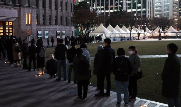 3일 저녁 서울광장 선별진료소에서 시민들이 검사를 기다리고 있다. /사진=연합뉴스