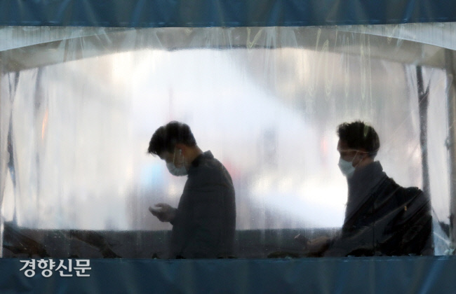 시민들이 서울광장에 마련된 임시선별검사소에서 검사 순서를 기다리고 있다. /강윤중 기자