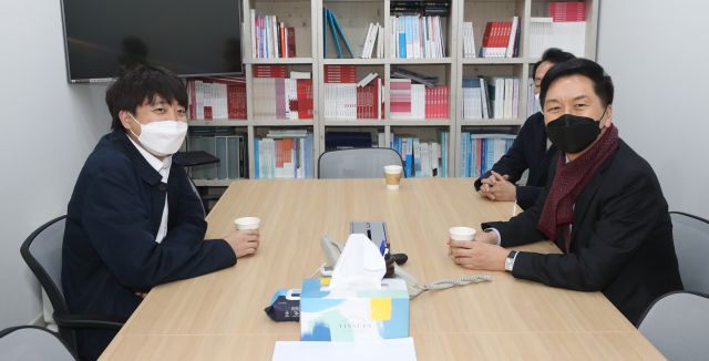 이준석 국민의힘 대표와 김기현 원내대표가 3일 오후 울산시당에서 만나 대화하고 있다. 연합뉴스