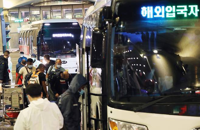 2일 오후 인천국제공항 제1터미널에서 해외 입국자들이 자가격리를 위해 임시 생활시설행 버스에 탑승하고 있다 / 사진 = 연합뉴스