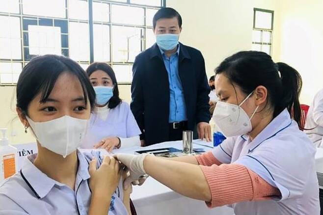 베트남 중부 타인호아성에서 코로나19 백신을 맞는 여학생. /사진=VN익스프레스 캡쳐