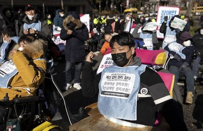 홍남기 기획재정부 장관 집 앞에서 열린 기획재정부 규탄 집중투쟁대회/사진=연합뉴스