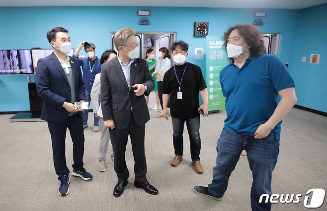 (서울=뉴스1) 이성철 기자 = 이재명 더불어민주당 대선후보와 방송인 김어준씨가 7월15일 서울 마포구 TBS 라디오국에서 진행된 '김어준의 뉴스공장' 일정을 마치고 이동하고 있다. 왼쪽은 김남국 더불어민주당 의원. 2021.7.15/뉴스1