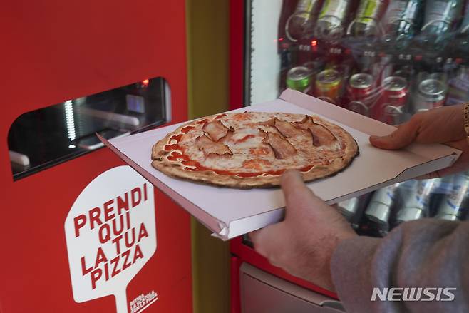 [포틀랜드( 미 메인주)=AP/뉴시스] 자판기에서도 판매되는 이탈리아 냉동피자. 미국 메인주의 수퍼마켓 피자반죽에 면도날과 못을 집어 넣어 회사에 보복을 하려한 30대 남성이 4년 9개월형을 선고받았다.