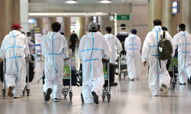 2일 인천국제공항 통해 입국한 외국인들이 방역복을 착용한 채 이동하고 있다. 연합뉴스