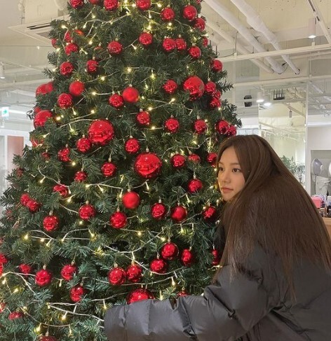 Ahn Sol-bin of the group LABOUM reported on the latest.On the morning of the 3rd, Ahn Sol-bin posted a picture on his instagram with the phrase Moon of the Year 2021 already.In the photo, Ahn Sol-bin took a picture of The Christmas Tree, which made the small figure look cute because of the huge tree.The netizens responded in various ways such as Fighting the Last Moon, Do a good job in 2021 and Happy Day.On the other hand, the group LABOUM, which Ahn Sol-bin belongs to, is meeting fans with the title song Kiss Kiss of the mini 3rd album BLOSSOM.
