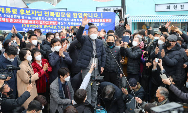 이재명 더불어민주당 대선후보가 4일 전북 군산시 공설시장을 방문, 지지자들에게 손을 들어 인사하고 있다. (사진=연합뉴스)