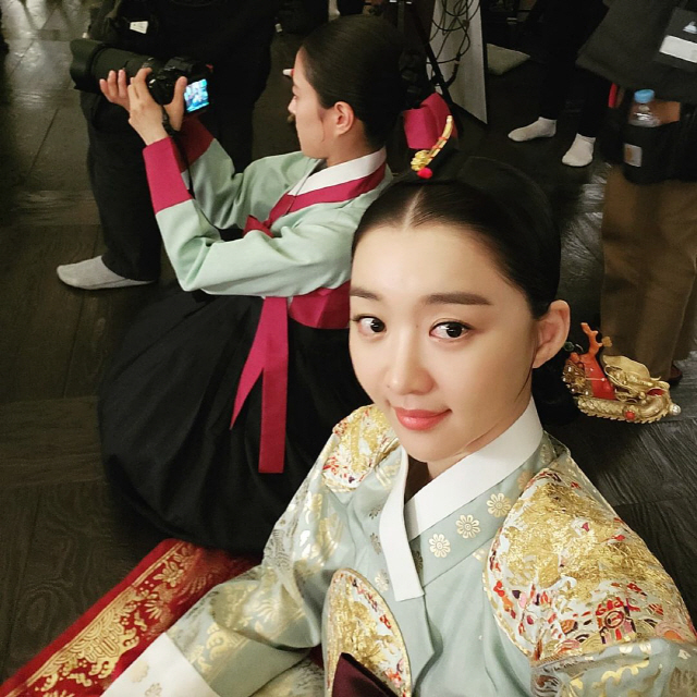 Actor Jang Hee-jin showed off his elegant hanbok style.Jang Hee-jin posted a picture on the SNS on the 4th, saying, Deok-Im-ahs mother? # red sleeved red end # home shooter.In the photo, Jang Hee-jin is wearing a hanbok and leaving a self-portrait. Especially, he boasts perfect beauty without humiliation in the close-up self-portrait.Especially, this post commented that the Actor Jeon Hye-bin commented I am going to go to the house.On the other hand, Jang Hee-jin is appearing in MBC gilt Drama Red End of Clothes Retail as a middle-class Kim.