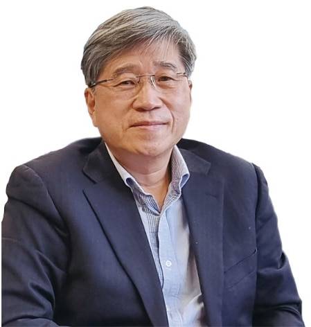 김경원 세종대 경영경제대학장. 서울대 영문학 학사, 미국 컬럼비아대 경영학 박사, 전 대성합동지주 사장, 전 디큐브시티 대표, 전 CJ그룹 전략총괄기획 부사장, 전 삼성경제연구소 전무, 전 삼성증권 리서치센터장 / 사진 심민관 기자