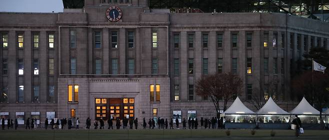 3일 저녁 서울광장 선별진료소에서 시민들이 검사를 기다리고 있다. /연합뉴스