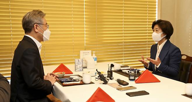 더불어민주당 이재명 대선 후보와 추미애 전 법무부 장관이 10월 27일 서울 여의도의 한 음식점에서 만나 대화하고 있다. /연합뉴스