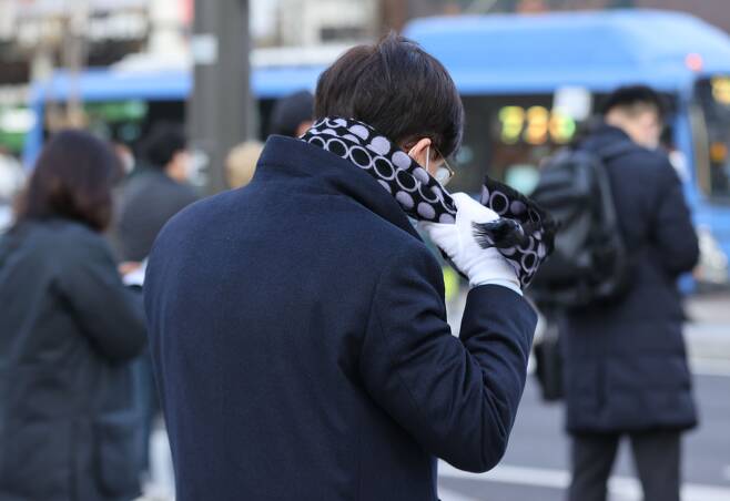 서울 광화문 세종대로사거리에서 한 시민이 목도리를 착용하고 있다. /연합뉴스