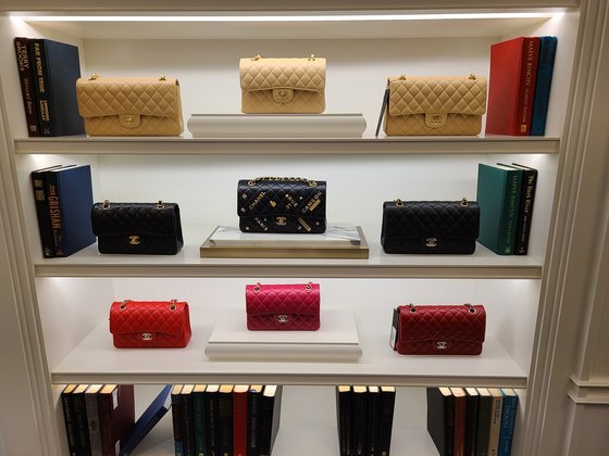 도서관 형태로 꾸민 '레이디존'에 여러 종류의 샤넬 가방이 놓여있다. 가장 위에 놓인 '클래식 플랩백 미디움 베이지 캐비어'가 1620만원으로 최고가 제품이다. 이소아 기자